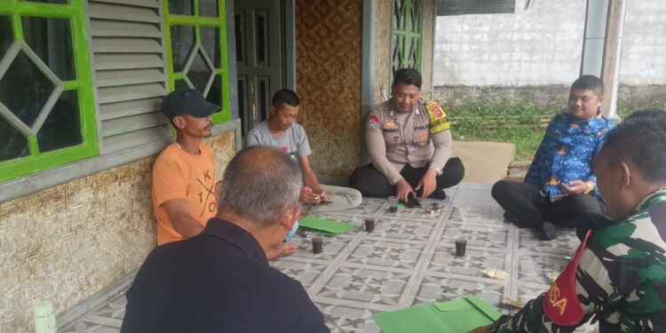 Tingkatkan Kamtibmas. Bhabinkamtibmas Desa Cikahuripan efektifkan Dialogis bersama Warga antisipasi kerawanan gukamtibmas.