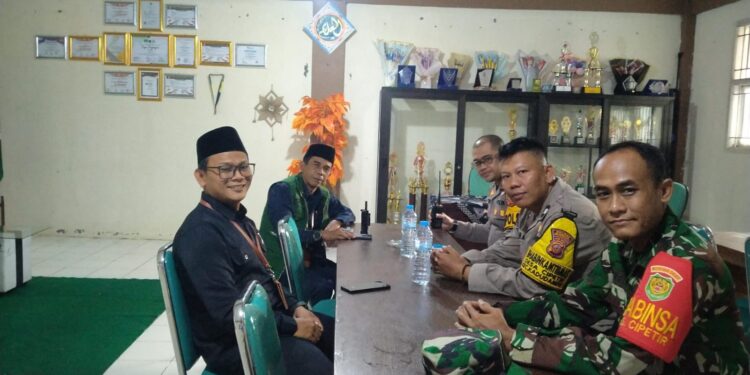 Sinergitas  TNI – POLRI  Dialogis dengan masyarakat di wilkum polsek kadudampit.