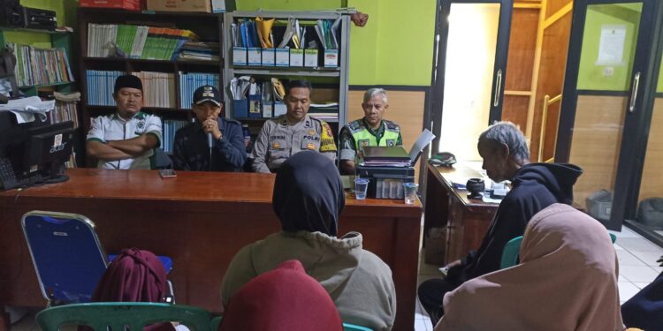 Bhabinkamtibmas Polsek Cisaat  monitoring Pembagian BLT DD
