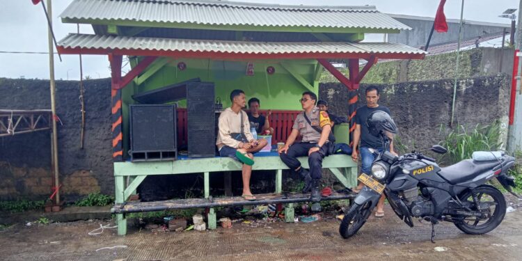Polsek Cibeureum  Sambangi Warga