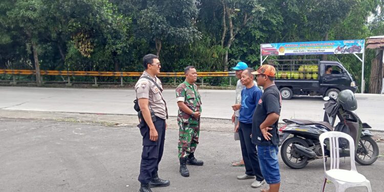Polsek Cibeurem laksanakan sambang ke masyarakat secara bersama sama.