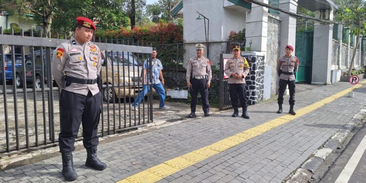 Kapolsek Cikole Pimpin Pengamanan Natal di Gereja Kristen Pasundan