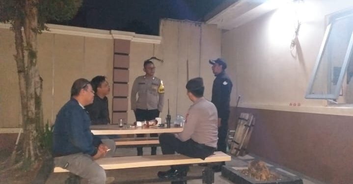 Rutin Sambang Satpam Perumahan, Unit Samapta Polsek Gunungpuyuh Ingatkan Satpam Lebih Tingkatkan Kewaspadaan