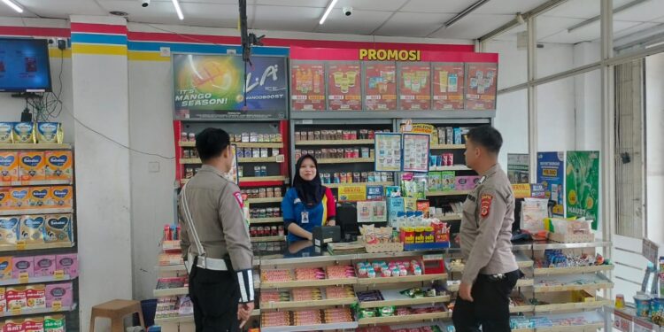 Sampaikan Himbauan Kamtibmas Kepada Karyawan Minimarket saat Patroli Siang