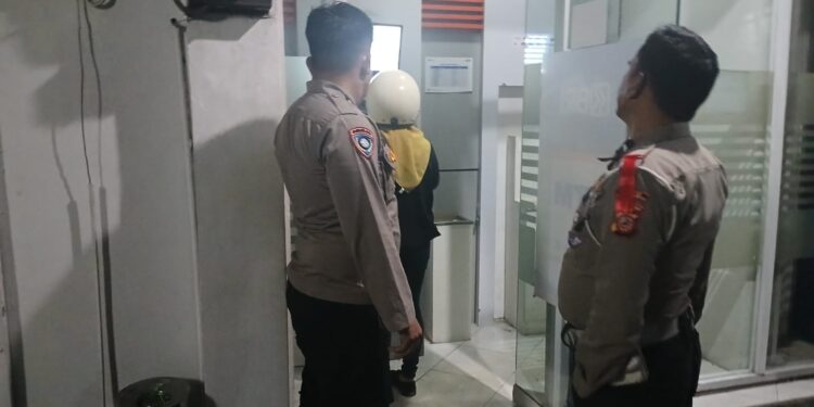 Personil Samapta Polsek Sukalarang Patroli Malam Hari Sambangi ATM BRI Cegah Kejahatan Perbankan