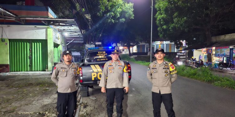 Polsek Kebonpedes Patroli KRYD Antisipasi Gukamtibmas Malam Minggu Di Pertigaan Ciseke Wilayah Kecamatan Kebonpedes