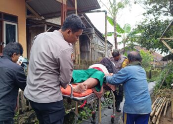 Susuri Gang Sempit, Polisi di Sukabumi Evakuasi Warga Yang Sakit Menahun