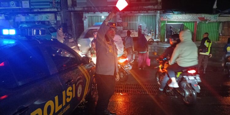Senergitas TNI-Polri Kapolsek Sukalarang Pimpin Pengamanan Malam Pergantian Tahun Baru 2025
