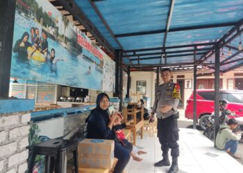 Personil Polsek Kadudampit Melaksanakan Pengamanan Objek Wisata ISTC Dalam Rangka Pengamanan Natal 2024 dan Tahun Baru 2025