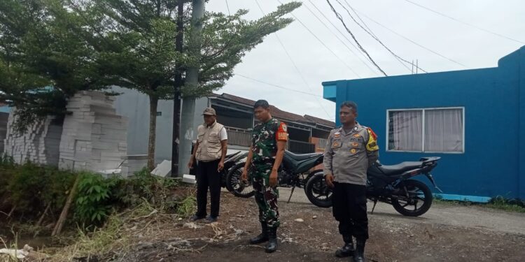 Polsek Cibeureum Sambangi Warga Bersama Babinsa