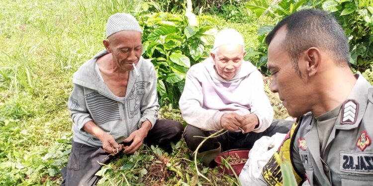 Dekati warga Babinkamtibmas Sambangi Warga dan Berikan Imbauan Kamtibmas