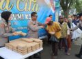 Peduli Sesama, Polres Sukabumi Kota Bagi-bagi Nasi Kotak