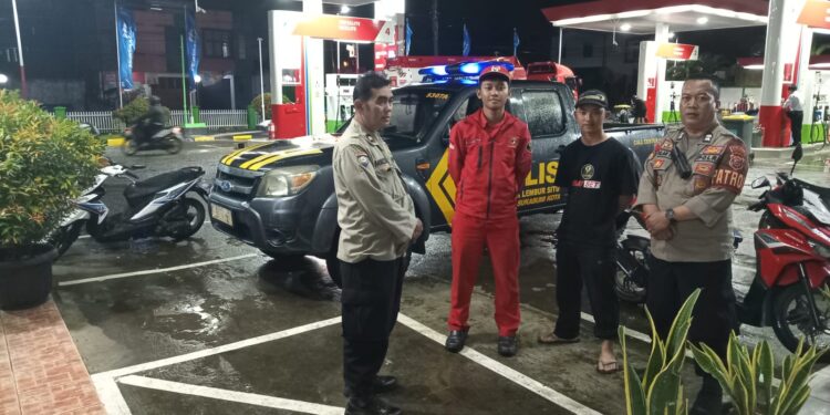 Anggota Polsek Lembursitu Giat Patroli Kontrol SPBU Pastikan Keamanan
