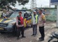 Anggota Patroli Himbau Tukang Parkir Agar Tertib Pada Peraturan