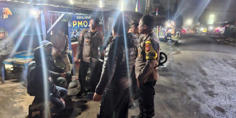 Kanit Binmas dan Bhabinkamtibmas Patroli Strong Point Malam Sambang Ajak Masyarakat Peduli Kamtibmas Yang Aman