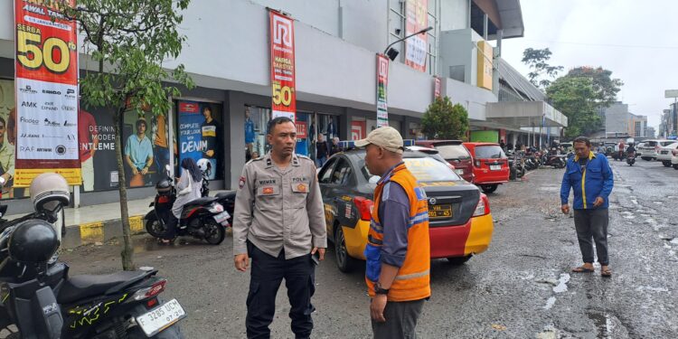 Guna menciptakan keamanan dan kondusif, Kapolsek Citamiang Patroli Dialogis dan Sambangi Warga.