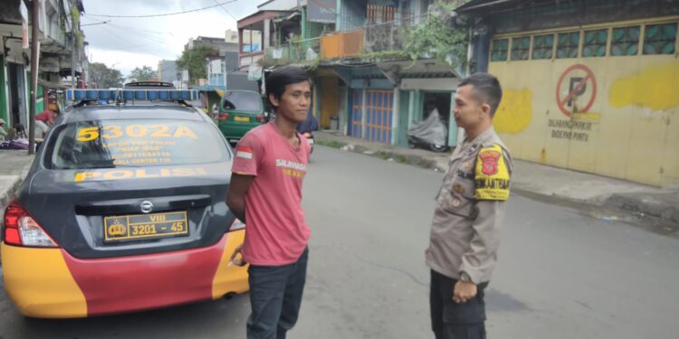 Guna Menciptakan Keamanan dan Kondusif, Kapolsek Citamiang Patroli Dialogis dan Sambangi Warga