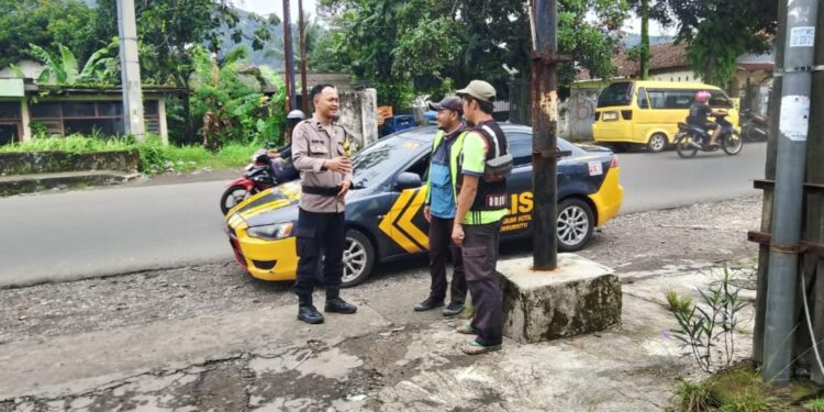 Bhabinkamtibmas Polsek Lembursitu sambangi petugas Parkir