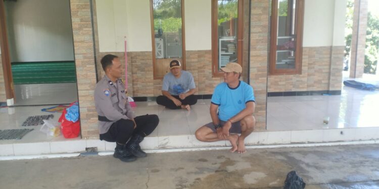 Bhabinkamtibmas Polsek Lembursitu selalu hadir di tengah tengah masyarakat