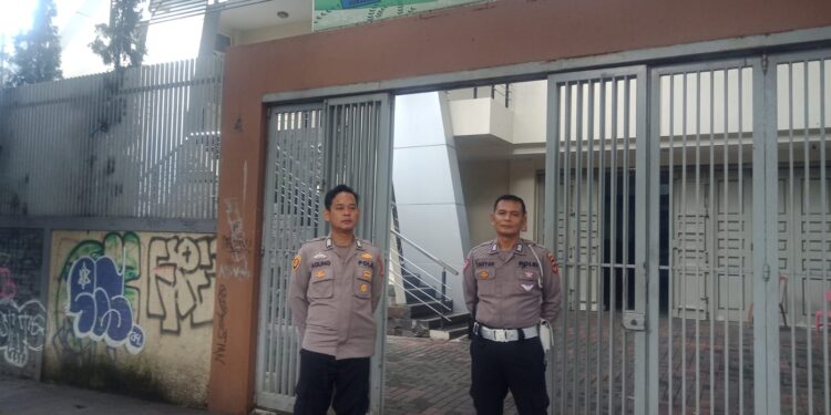 Personil Polsek Sukalarang Laksanakan Pengamanan Kebaktian Umum di Gereja GKI Penginjil Kota Sukabumi