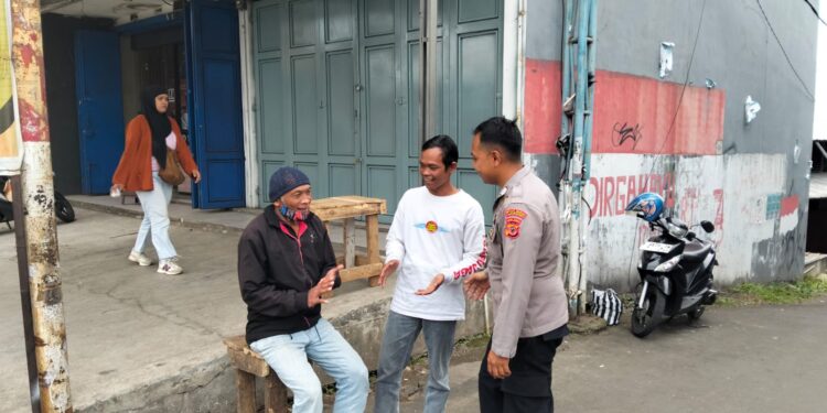 Jaga Kamtibmas, Bhabinkamtibmas Polsek Cikole Laksanakan Sambang Warga