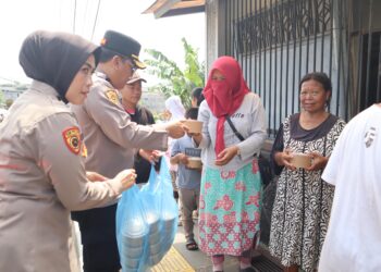 Polri Peduli, Polisi di Sukabumi Bagi-bagi Nasi Kotak