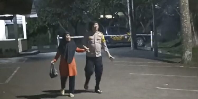 Anggota Polsek Sukaraja Polres Sukabumi Kota mengantarkan seorang lansia
