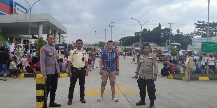 Berikan Rasa Aman Polsek Baros lakukan pengamanan Pertunjukan Barongsai di Indogrosir