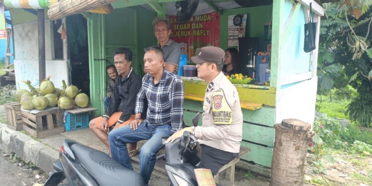 Dekati warga Bhabinkamtibmas Sambangi Warga dan Berikan Imbauan Kamtibmas