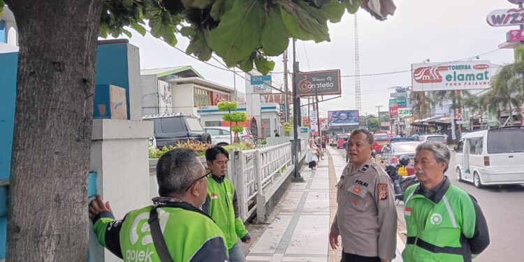 Polsek Cikole Laksanakan Patroli Dialogis dengan Ojol