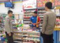 Kanit Binmas Polsek Sukalarang Laksanakan Patroli Dialogis Kerawanan Malam Kontrol Minimarket Indomart