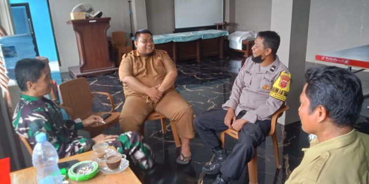 Polsek Gunungguruh Bersinergi dengan Babinsa Sambangi Warga Untuk Tingkatkan Harkamtibmas Agar Aman dan Kondusif