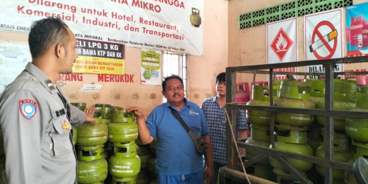 Antisipasi kelangkaan Elpiji 3 Kg, Bhabinkamtibmas Monitoring Sambang Pangkalan LPG Jayaraksa
