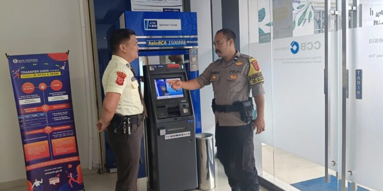 Cegah Aksi Kejahatan, Anggota Bhabinkamtibmas berikan Himbauan Kamtibmas Kepada Security