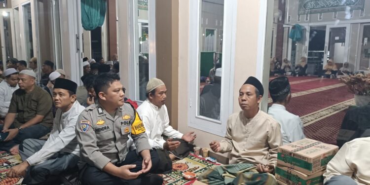 Kehadiran Bhabinkamtibmas dalam kegiatan acara Isra Mi’raj sebagai salah satu bentuk wujud kedekatan Polisi terhadap segala bentuk kegiatan keagamaan