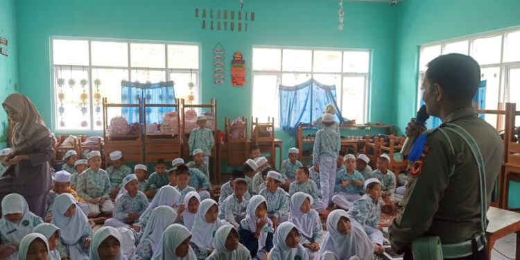 Unit Lantas Polsek Sukalarang Edukasi Pelajar SD IT AL- ITTIHAD soal Keselamatan Berlalu Lintas dalam Operasi Keselamatan Lodaya 2025