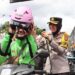 Gebyar Ops Keselamatan Lodaya-2025, Polisi di Sukabumi Bagi-bagi Helm dan Coklat