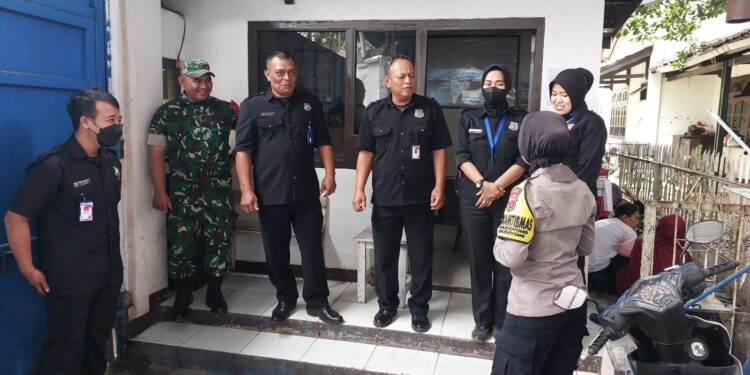 Cegah Aksi Kejahatan, Anggota Bhabinkamtibmas berikan Himbauan Kamtibmas Kepada Security