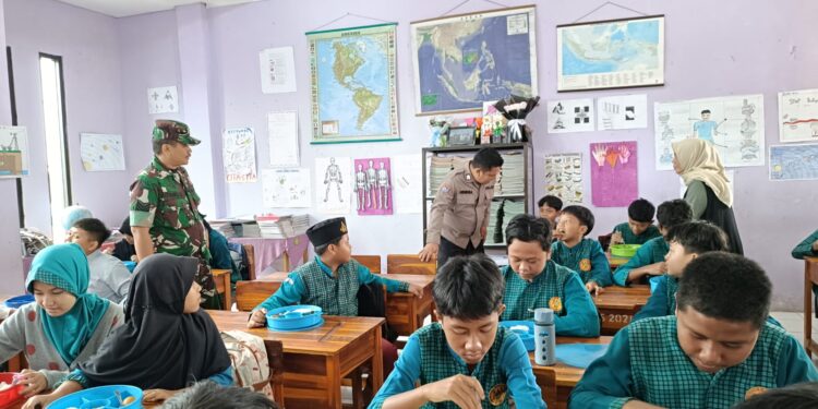 Bhabinkamtibmas Desa Pasirhalang bersama Babinsa Pasirhalang  melakukan monitoring dan pengamanan dalam pelaksanaan Program Makan Bergizi Gratis (MBG)