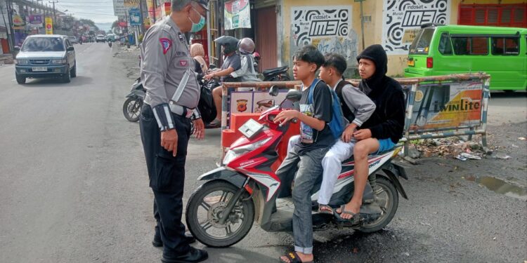 Unit Lalulintas Polsek Cisaat beri teguran kepada pengendara