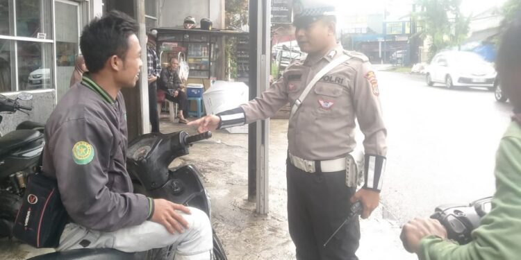 Teguran Humanis, Unit Lantas Polsek Sukaraja Tertibkan Pelanggar dalam Operasi Keselamatan Lodaya 2025