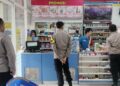 Polsek Sukalarang Sampaikan Himbauan Kamtibmas kepada Karyawan Minimarket saat Patroli Siang