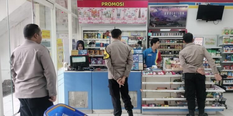 Polsek Sukalarang Sampaikan Himbauan Kamtibmas kepada Karyawan Minimarket saat Patroli Siang