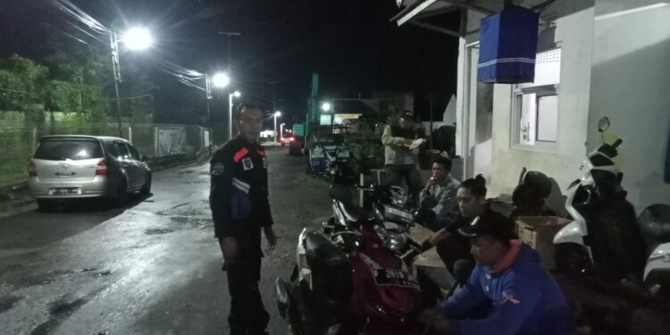 Bhabinkamtibmas Aktif Sambangi Warga di Malam Hari untuk Jaga Keamanan dan Ketertiban