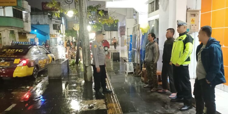 Polsek Cikole Gelar Patroli Malam Hari untuk Menjaga Keamanan dan Ketertiban Wilayah