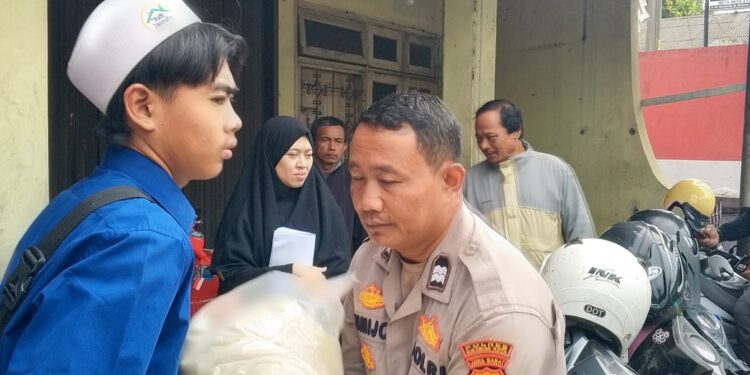 Jumat Berkah: Polsek Baros Gunakan Kendaraan Dinas untuk Distribusi Infaq Beras ke Pesantren