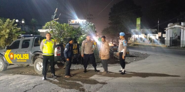 Patroli Strong Point Malam Hari Dialogis Dengan Masyarakat Wujudkan Situasi Kamtibmas yang Aman Wilayah Polsek Sukalarang