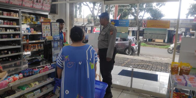 Patroli Polsek Kebonpedes Berikan Himbauan Kamtibmas Terhadap Pengunjung Mini Market