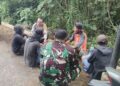 Bhabinkamtibmas Polsek Sukaraja bersama Babinsa melaksanakan kunjungan ke sejumlah petani