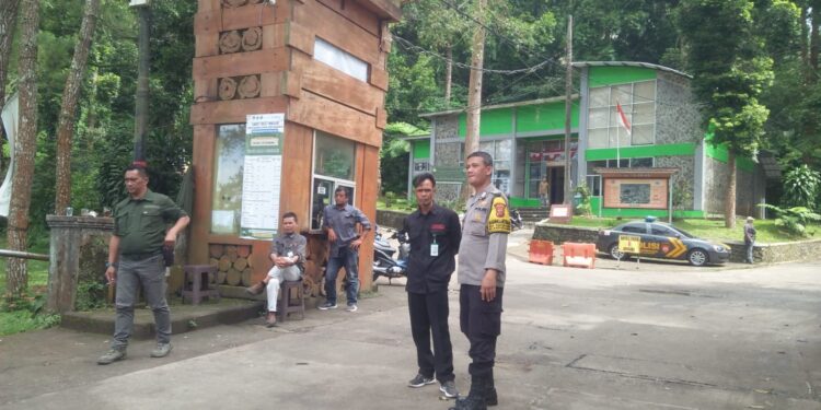 Personil Polsek kadudampit Melaksanakan giat Patroli tempat wisata situgunung.
